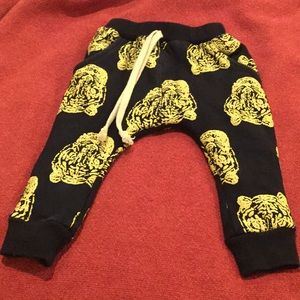 Toddler black sweats with yellow tigers.. 9-12m